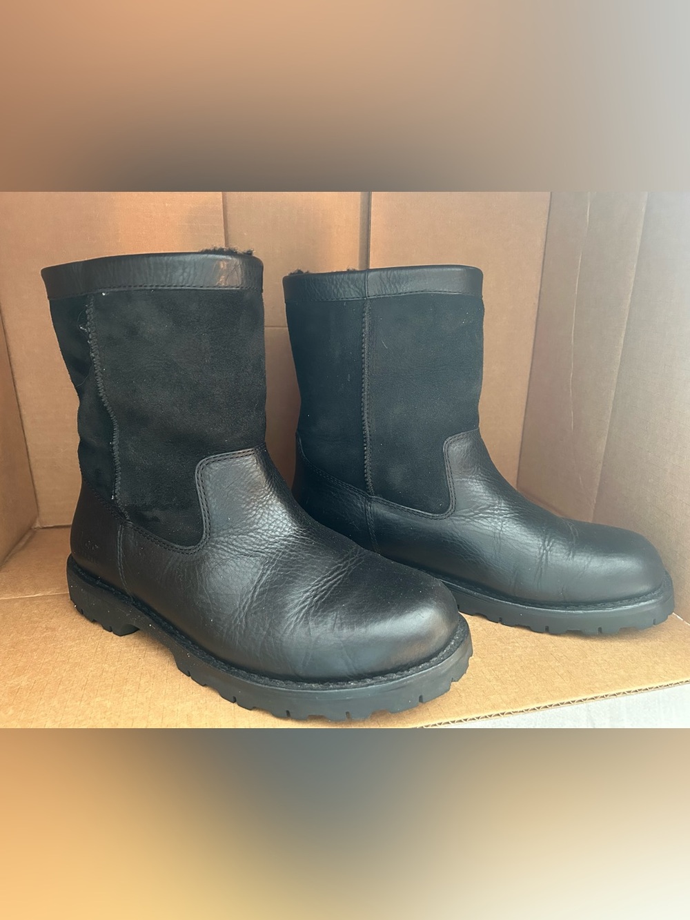 UGG Australia Boston 5143 Leather Shearling Boots Black Suede Waterproof Mens 11